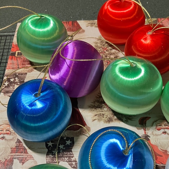 11 satin ornaments and 3 vintage satin ornaments - Picture 3 of 5